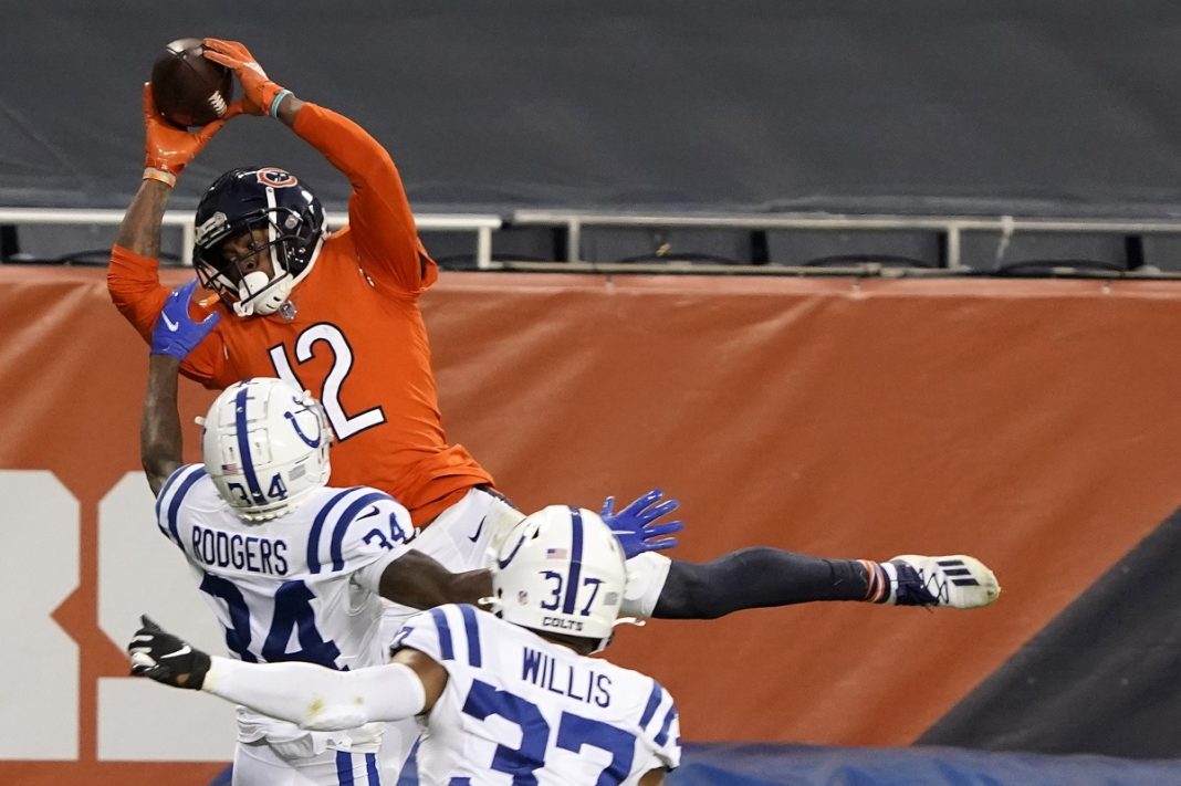 Chicago Bears wide receiver Allen Robinson catches a touchdown pass against the Indianapolis Colts